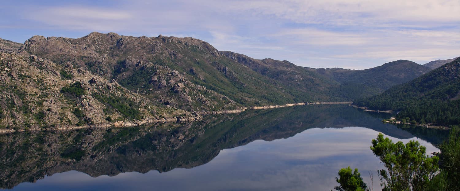 Paesaggio montano con lago
